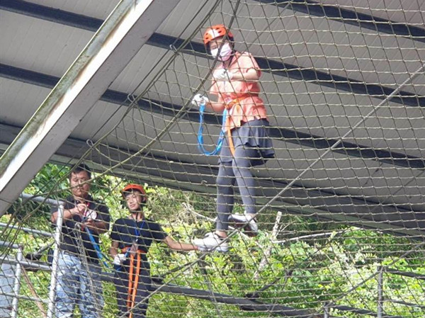 新竹縣青少年探索與成長營3日在關西鎮萊馥渡假村登場,參與者挑戰不同關卡