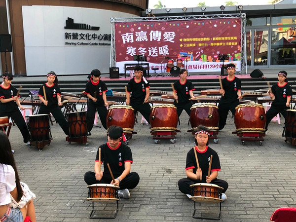 投入社區公益，台南市南光高中學生今在新營文化中心參與「南瀛傳愛～寒冬送暖」公益活動。圖／南光高中提供