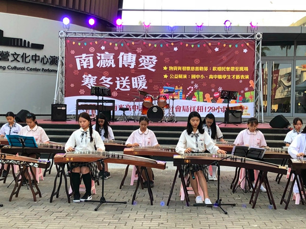 投入社區公益，台南市南光高中學生今在新營文化中心參與「南瀛傳愛～寒冬送暖」公益活動。圖／南光高中提供