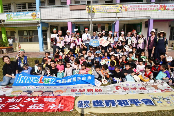 群創送愛心到世界和平會所服務的台南二溪國小