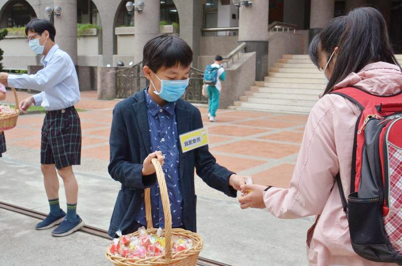 嘉義市大同國小的自治市小市長梁定洵，今天在校門口扮成家長會長發糖果。