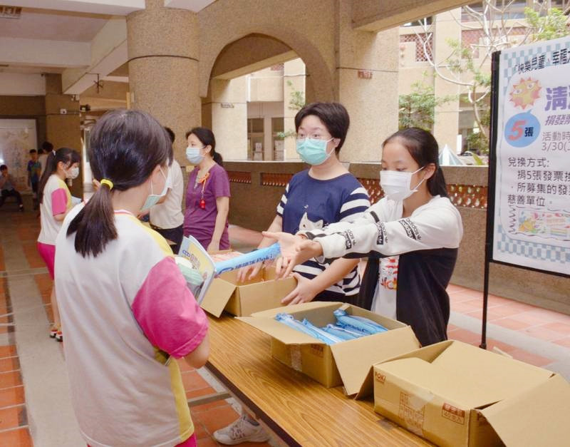 大同國小慶祝兒童節活動，還發起募發票換冰棒活動，替世界和平會募集發票