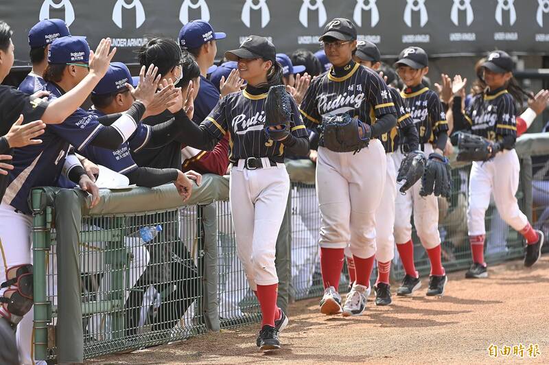 世界和平會偏鄉圓夢服務-桃園市新屋鄉埔頂國小女棒隊受邀開球。