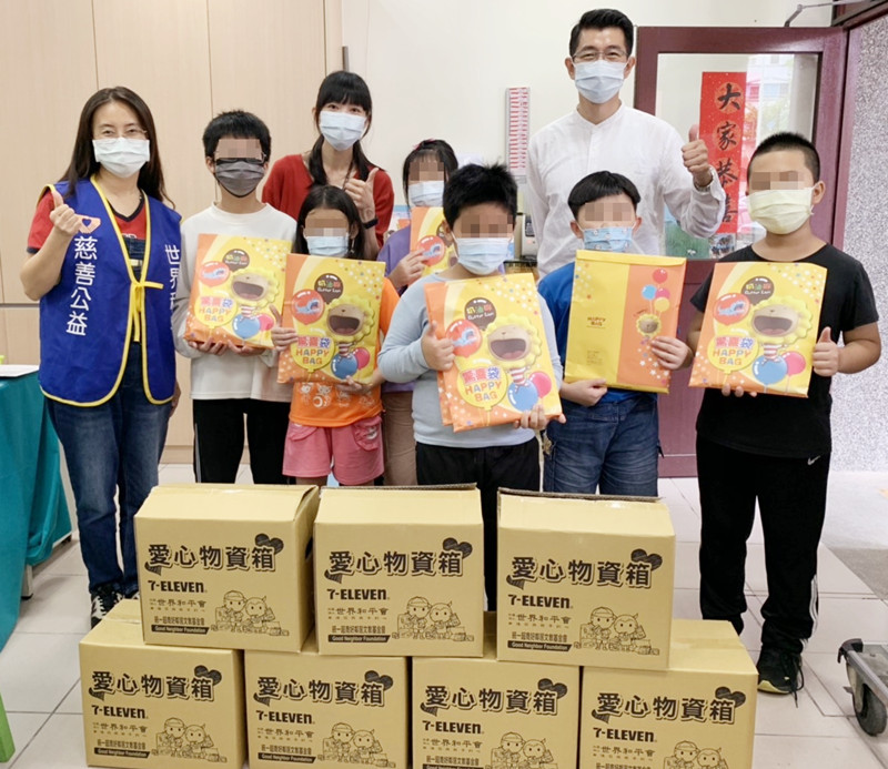 世界和平會發送營養物資箱給服務兒少時,也會搭配適合的文具和書籍。