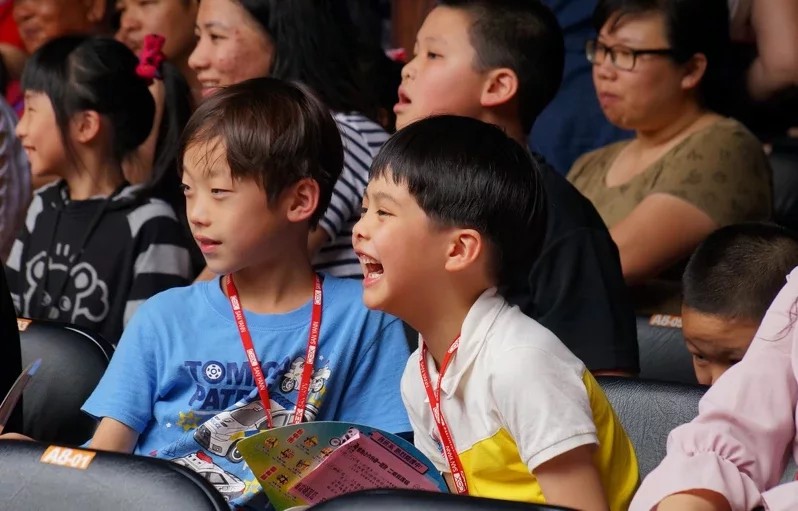 「兒童劇慈善公演」免費招待超過14.3萬位貧弱兒童看戲，為他們的童年留下美好回憶。