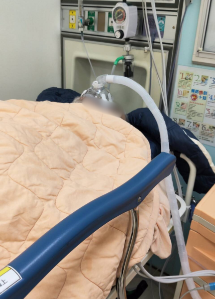 世界和平會急難救助：小螢爸爸在病榻上與病魔奮力搏鬥的身影。