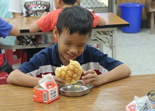 世界和平會搶救受飢兒早餐食用狀況