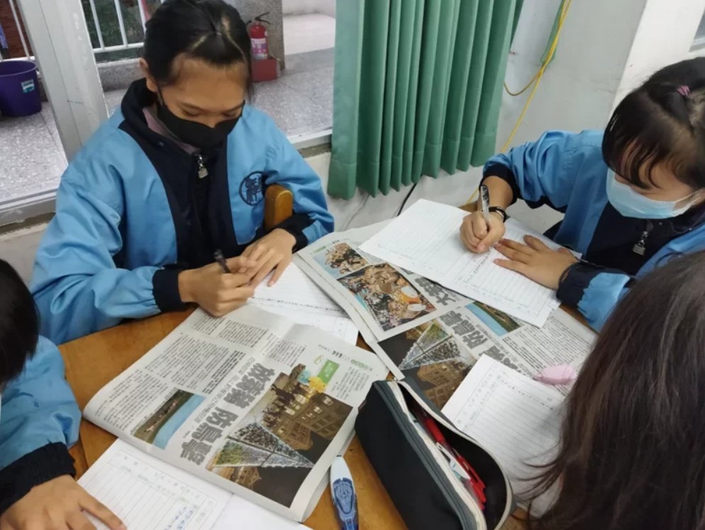 花蓮縣新城國中學生讀好讀周報寫周記，記錄生活中的國際大事。圖／王瓊涓提供