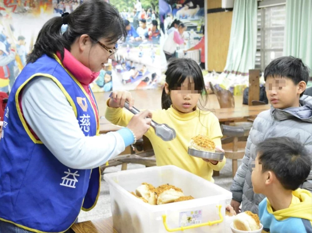 世界和平會投入搶救受飢兒- 貧弱家庭兒童營養餐食服務外，也關注兒童青少年閱讀寫作能力提升。圖／世界和平會提供