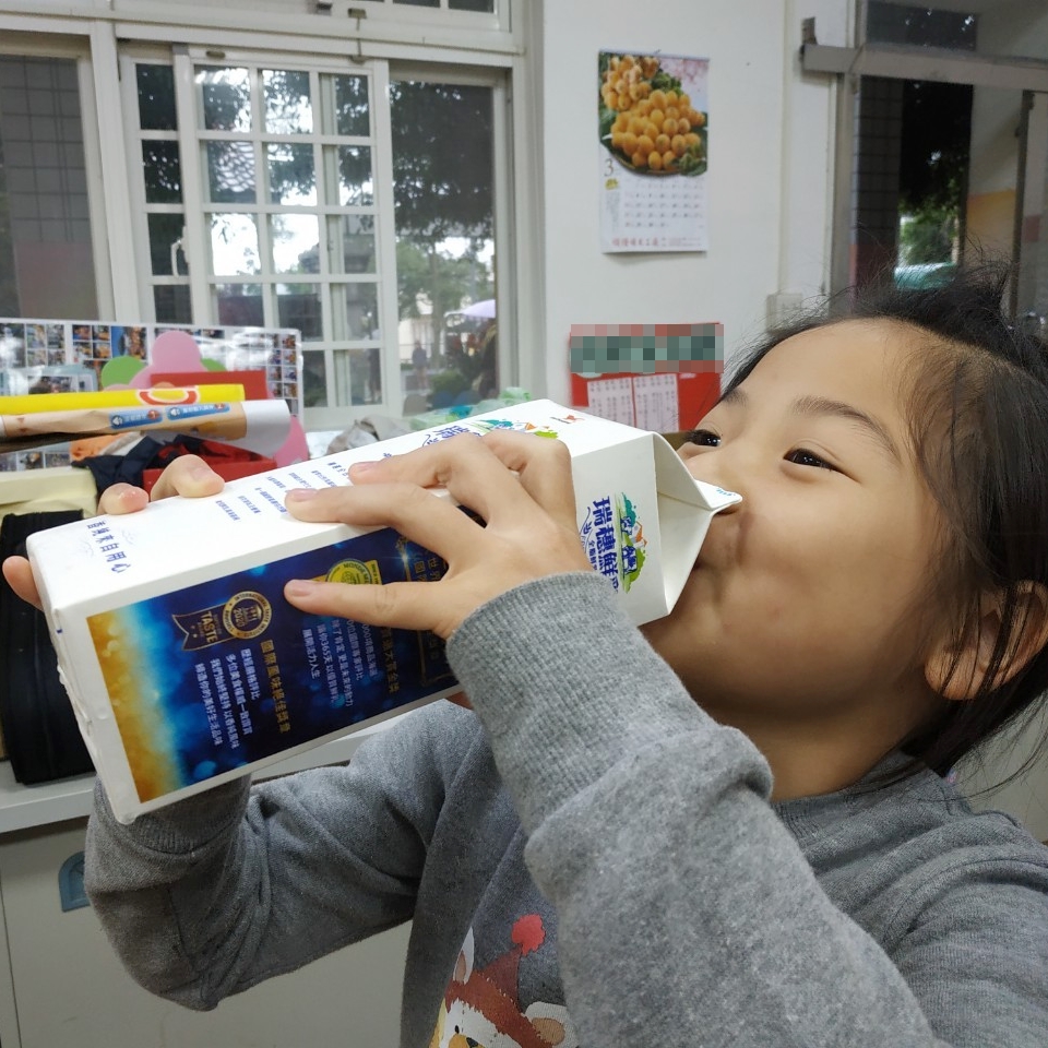 7-ELEVEN「鮮乳周到」募捐起跑，世界和平會邀民眾共同響應，讓貧困與偏鄉孩童能周周喝到鮮乳。