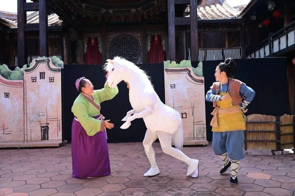 世界和平會連續21年舉辦兒童戲劇慈善公演，盼大眾伸出援手，為孩子撐起未來。圖為《塞翁失馬》日前在台中霧峰林家宮保第首演照。圖／世界和平會提供