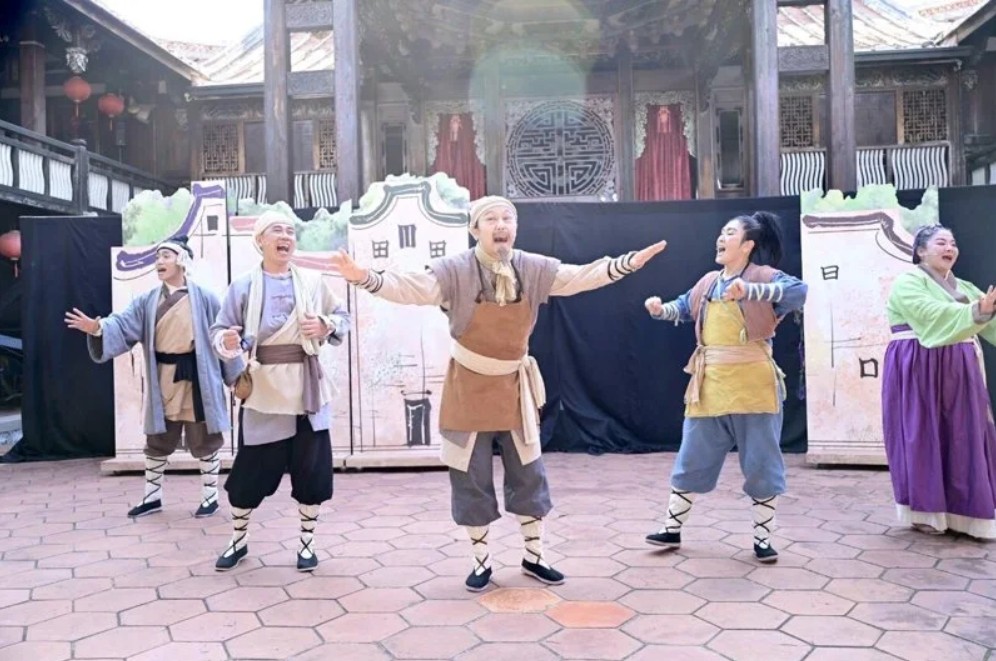 世界和平會連續21年舉辦兒童戲劇慈善公演，盼大眾伸出援手，為孩子撐起未來。圖為《塞翁失馬》日前在台中霧峰林家宮保第首演照。圖／世界和平會提供