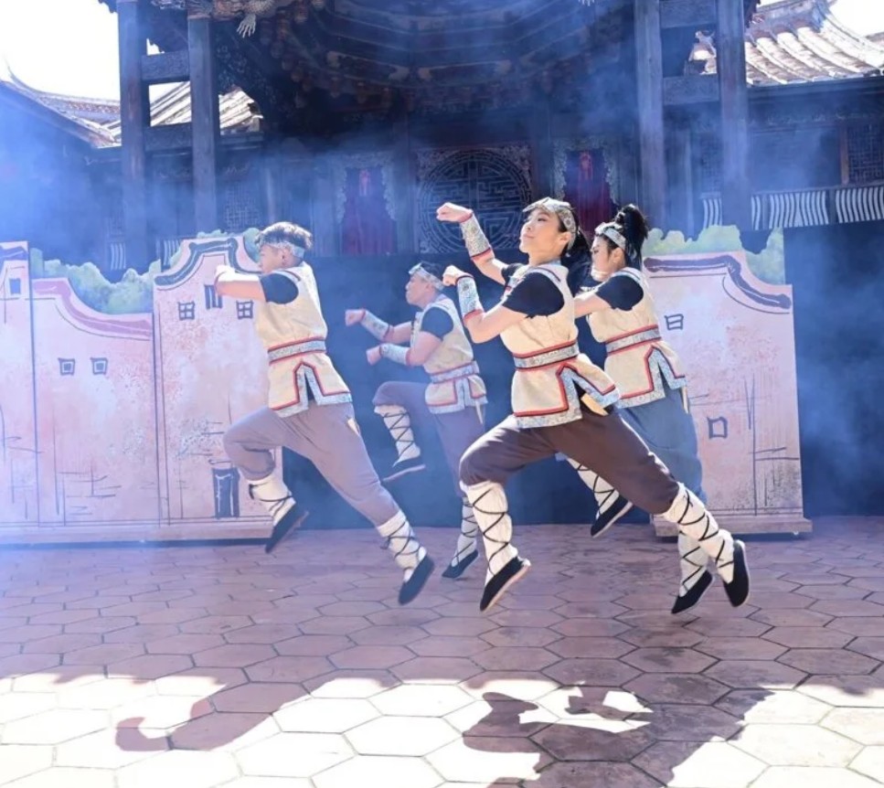 世界和平會連續21年舉辦兒童戲劇慈善公演，盼大眾伸出援手，為孩子撐起未來。圖為《塞翁失馬》日前在台中霧峰林家宮保第首演照。圖／世界和平會提供